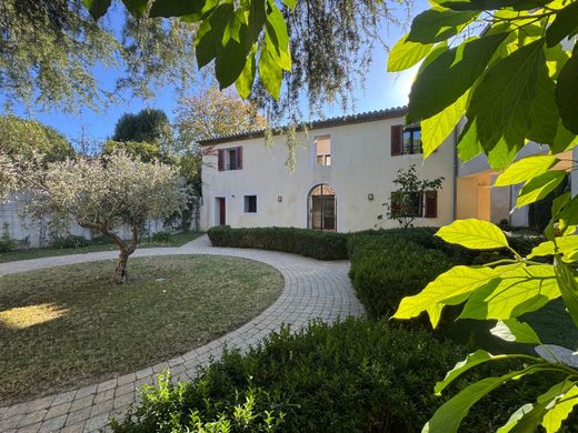 Apartment / Etagenwohnung in Nîmes, Gard