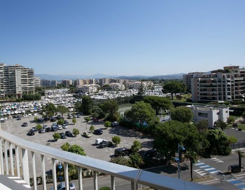 Mandelieu-la-Napoule, Alpes-Maritimesのアパートメント