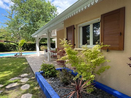 Luxury home in Lugos, Gironde