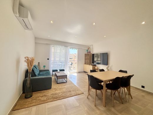 Apartment / Etagenwohnung in Antibes, Alpes-Maritimes