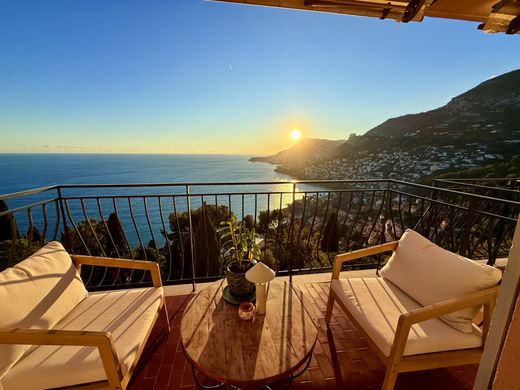 Roquebrune-Cap-Martin, Alpes-Maritimesのアパートメント