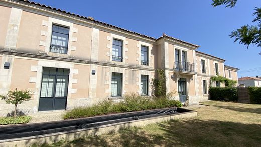 منزل ﻓﻲ Brie-sous-Mortagne, شارنت البحرية