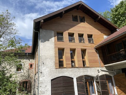 Menthon-Saint-Bernard, Haute-Savoieのアパートメント
