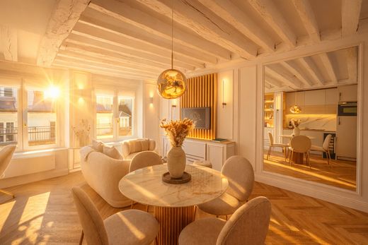 Apartment in Chatelet les Halles, Louvre-Tuileries, Palais Royal, Paris