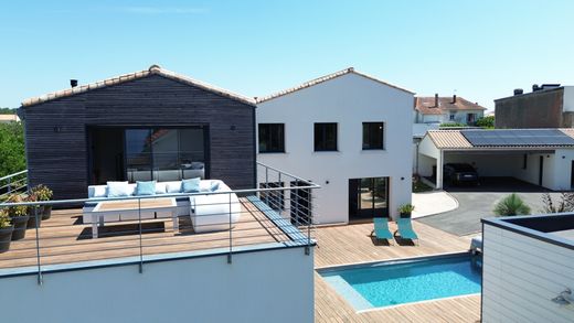 Villa in Saint-Palais-sur-Mer, Charente-Maritime