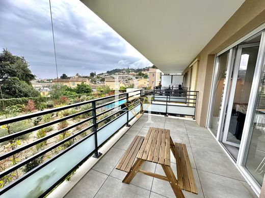 Apartment / Etagenwohnung in Saint-Laurent-du-Var, Alpes-Maritimes