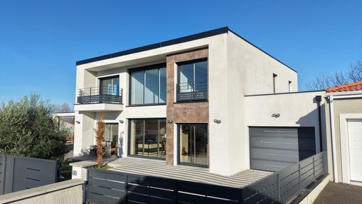 Luxus-Haus in Pont-du-Château, Puy-de-Dôme