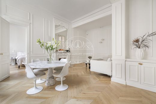 Apartment in Chatelet les Halles, Louvre-Tuileries, Palais Royal, Paris