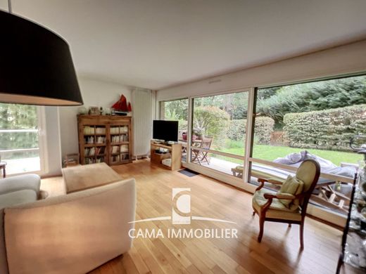 Apartment / Etagenwohnung in Jouy-en-Josas, Yvelines