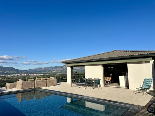 빌라 / Bastelicaccia, South Corsica