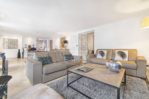 Apartment in Champs-Elysées, Madeleine, Triangle d’or, Paris
