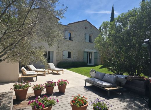 Luxury home in Saint-Saturnin-lès-Avignon, Vaucluse