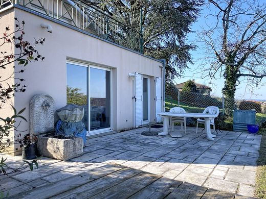 Villa in Saint-Genis-Laval, Rhône