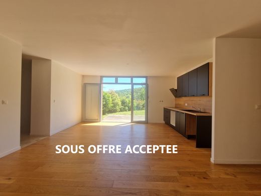 Apartment in Poleymieux-au-Mont-d'Or, Rhône