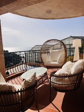 Apartment / Etagenwohnung in Èze, Alpes-Maritimes
