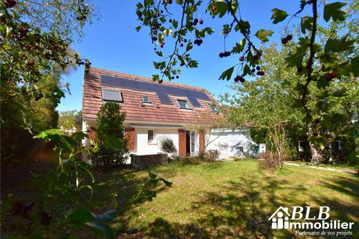 منزل ﻓﻲ Les Essarts-le-Roi, Yvelines