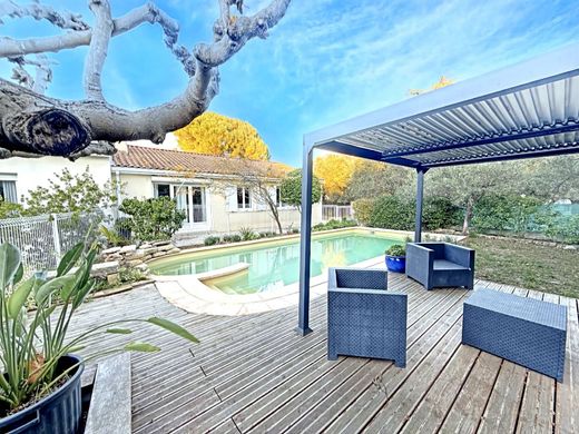 빌라 / Aigues-Vives, Gard