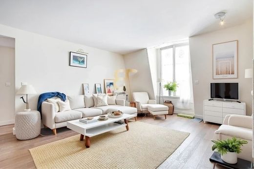Apartment in Chatelet les Halles, Louvre-Tuileries, Palais Royal, Paris