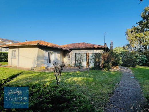 Casa di lusso a Blanquefort, Gironda