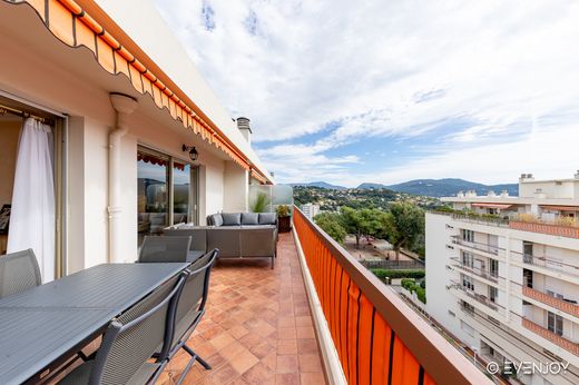 Apartment / Etagenwohnung in Nizza, Alpes-Maritimes