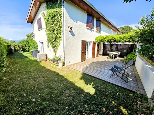 Maison de luxe à Cran-Gevrier, Haute-Savoie