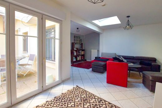 Apartment / Etagenwohnung in Nanterre, Hauts-de-Seine