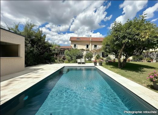 منزل ﻓﻲ La Tour-du-Pin, Isère