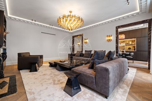 Apartment in Chatelet les Halles, Louvre-Tuileries, Palais Royal, Paris