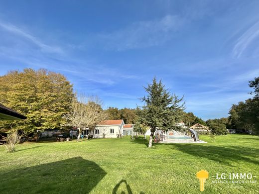 Casa di lusso a Grézac, Charente-Maritime