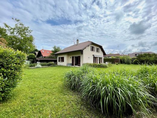 Luxury home in Saint-Genis-Pouilly, Ain