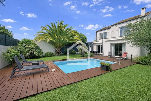 Luxury home in Eysines, Gironde
