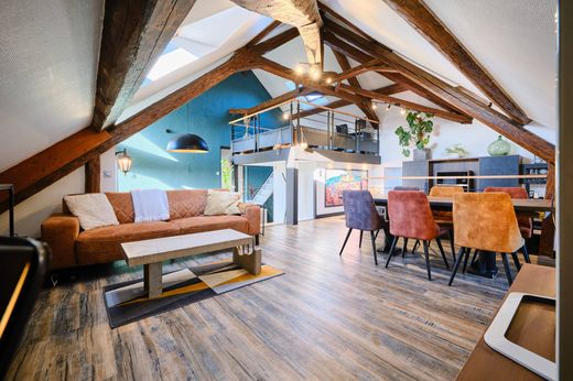 Apartment / Etagenwohnung in Pringy, Haute-Savoie