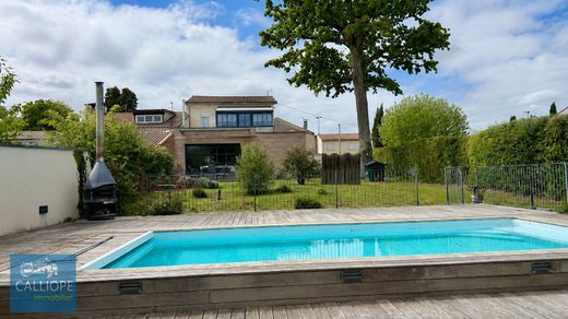 Luxury home in Ludon-Médoc, Gironde