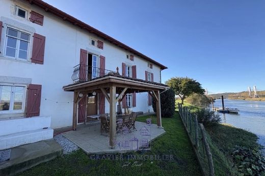 Guiche, Pyrénées-Atlantiquesの高級住宅