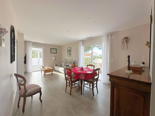 Πολυτελή κατοικία σε Saint-Cyprien-Plage, Pyrénées-Orientales