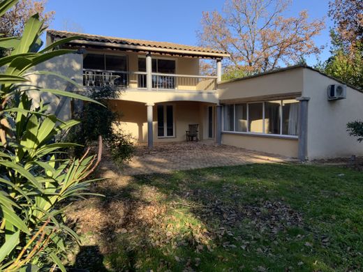 Элитный дом, Uzès, Gard