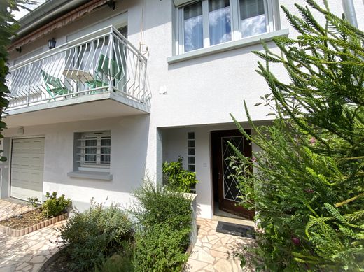 Casa di lusso a Ormesson-sur-Marne, Val-de-Marne