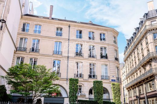 Apartment in Chatelet les Halles, Louvre-Tuileries, Palais Royal, Paris