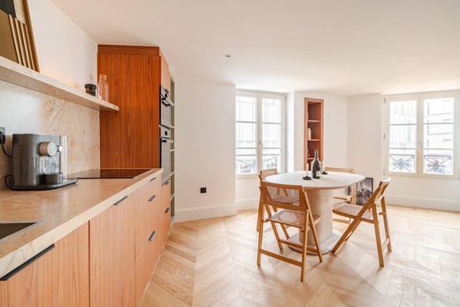 Apartment in Tour Eiffel, Invalides – Ecole Militaire, Saint-Thomas d’Aquin, Paris