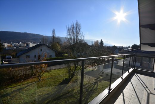 Apartment / Etagenwohnung in Annecy, Haute-Savoie