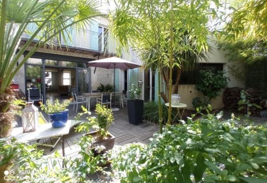 Maison de luxe à Saint-Laurent-d'Aigouze, Gard