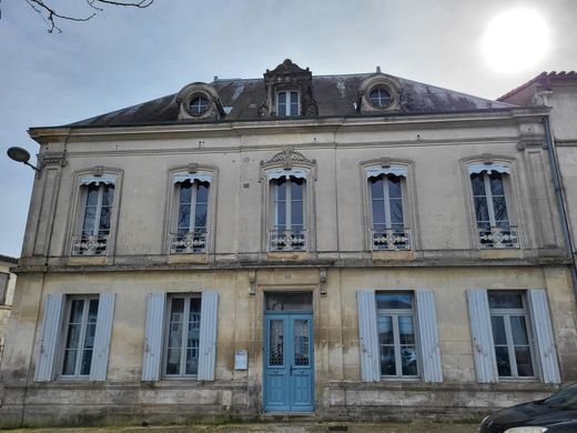 Maison de luxe à Corme-Royal, Charente-Maritime