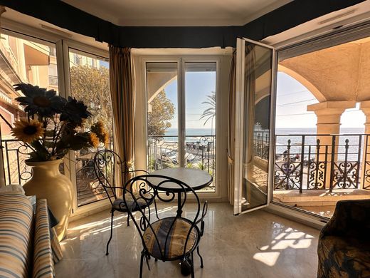 Menton, Alpes-Maritimesのアパートメント