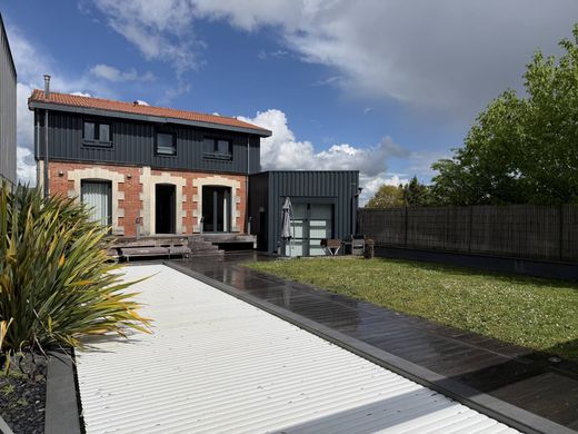 Luxury home in Le Bouscat, Gironde