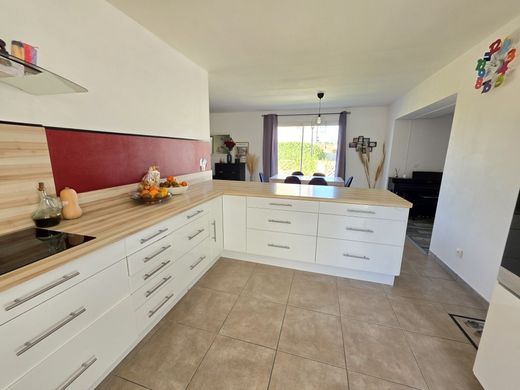 Luxury home in Paradou, Bouches-du-Rhône