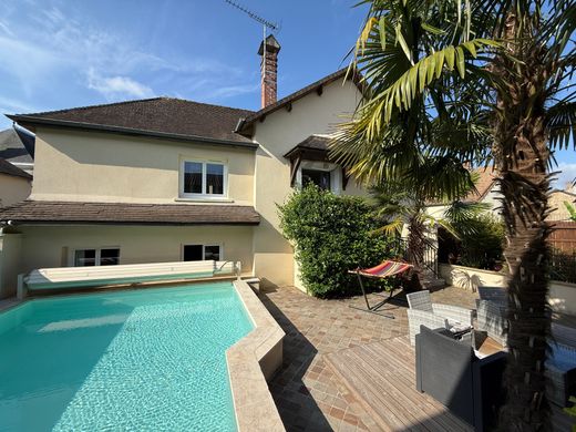 Casa di lusso a Les Alluets-le-Roi, Yvelines