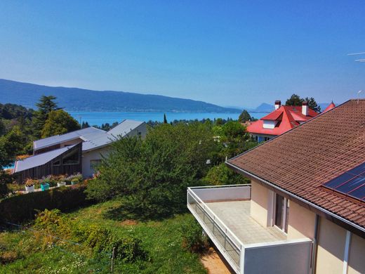 Luxe woning in Menthon-Saint-Bernard, Haute-Savoie