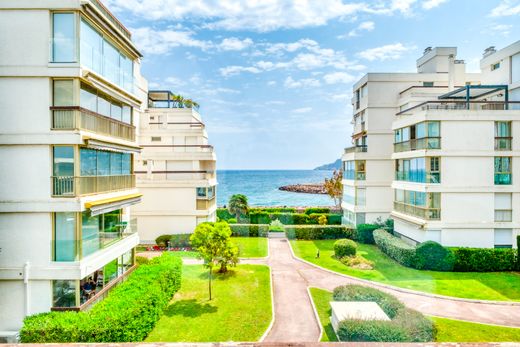 Apartment / Etagenwohnung in Mandelieu-la-Napoule, Alpes-Maritimes