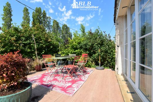 Luxury home in Les Essarts-le-Roi, Yvelines