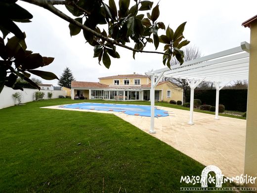 Villa in Cherves-Richemont, Charente